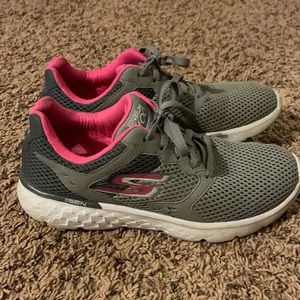 Sketchers go run 400 Gray with slight pink accents size 8 1/2.